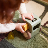 FILIBBABBA Traktor zum Hinterherziehen mit Steckspiel