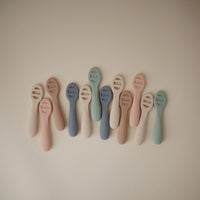 MUSHIE Silicone First Feeding Baby Spoons 2-pack - Rose/Soft Lilac