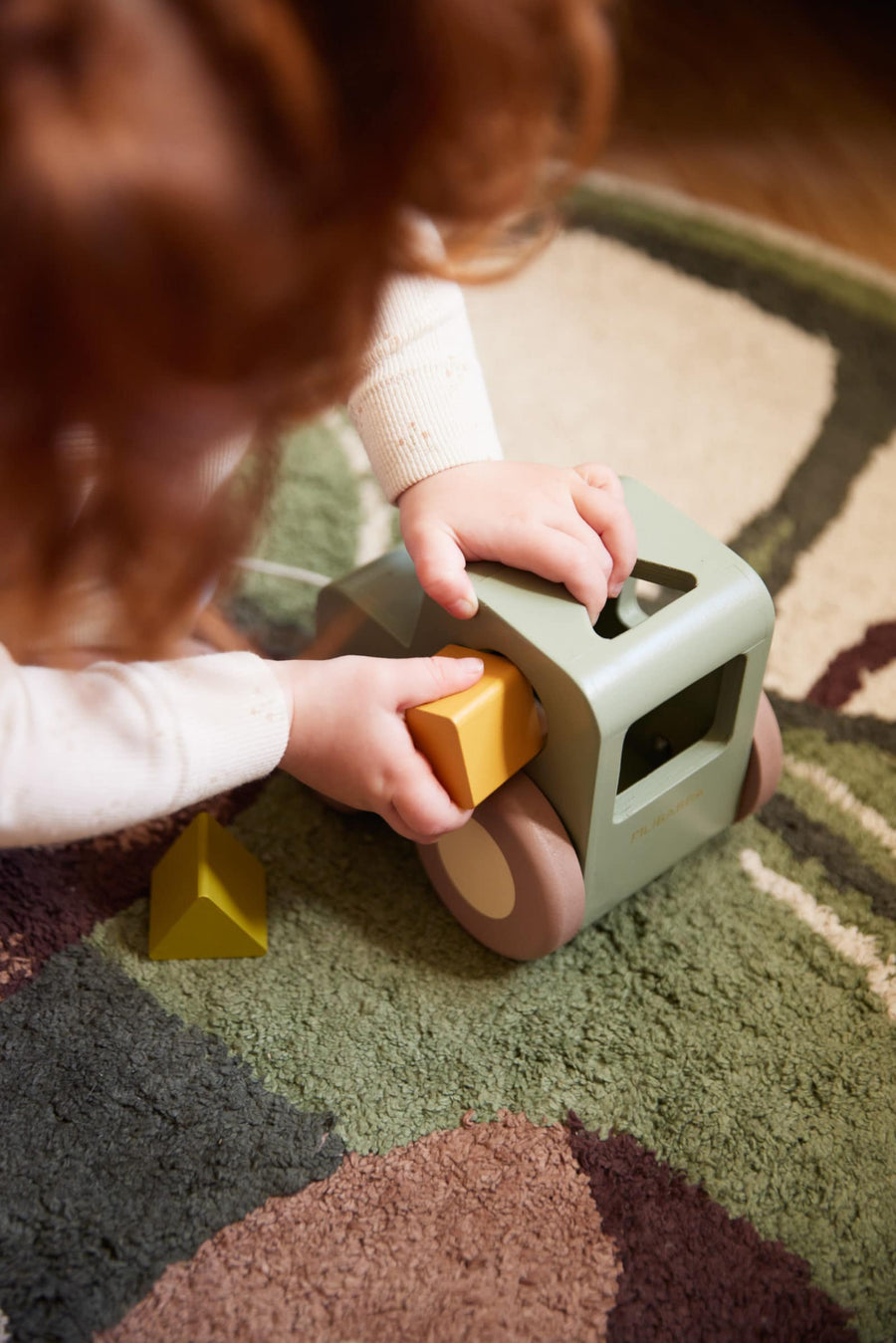 FILIBBABBA Traktor zum Hinterherziehen mit Steckspiel